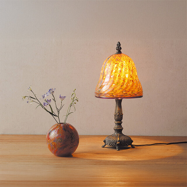 "Creative Glass Studio studio J-45" ●Hand blown lamp shade (height 35cm) 28,000 yen including tax ●temari Kin Ayaka (height 10cm) 22,000 yen including tax