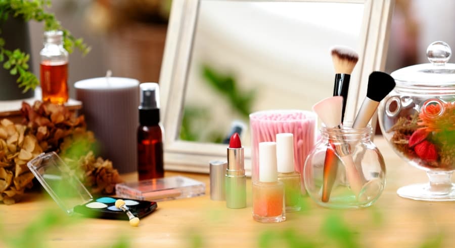 Makeup desk with carefully selected cosmetic items to keep the beauty that does not collapse even in summer.