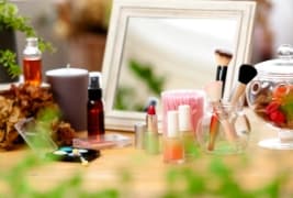 Makeup desk with carefully selected cosmetic items to keep the beauty that does not collapse even in summer.